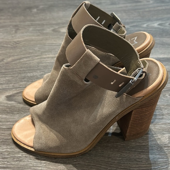 Marc Fisher Beige Ankle Strap Vashi Stacked Heel Buckle Leather Sandals Size 8.5